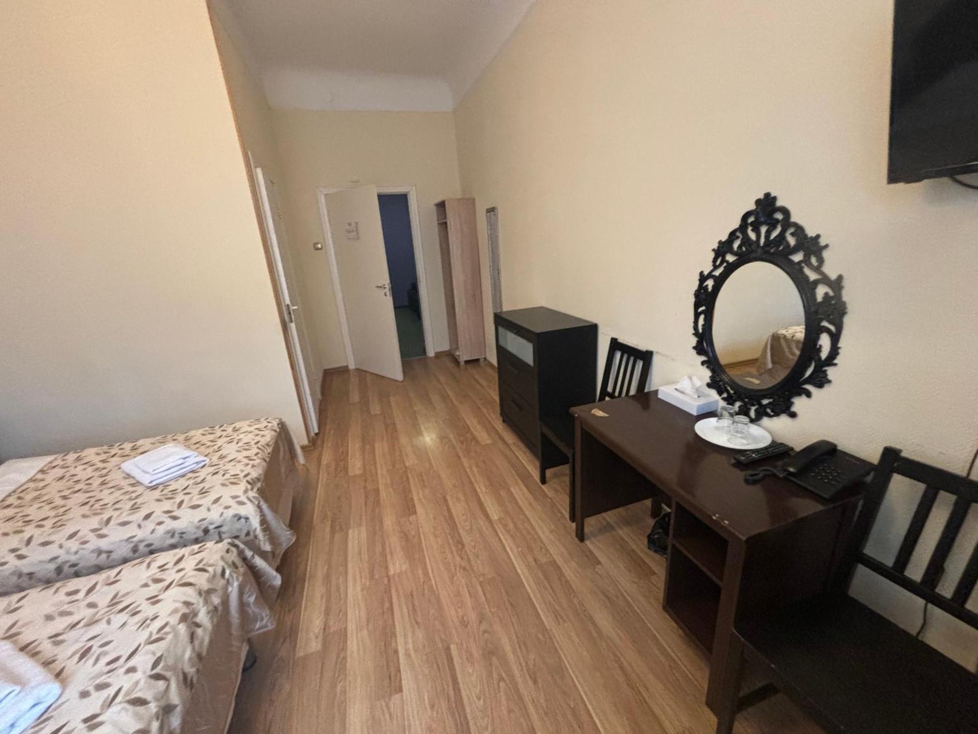 Viktorija Hotel Riga Luaran gambar